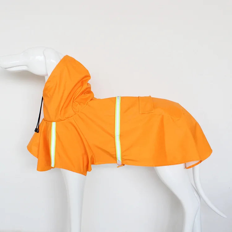 Imperméable pour chien de couleur orange avec des bandes réfléchissante sur un mannequin chien blanc. Image produit Boutiquechien