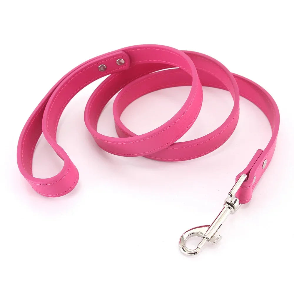 Laisse pour chiot de couleur rose style cuir. Parfait pour promener un chiot facilement. Image produit Boutiquechien