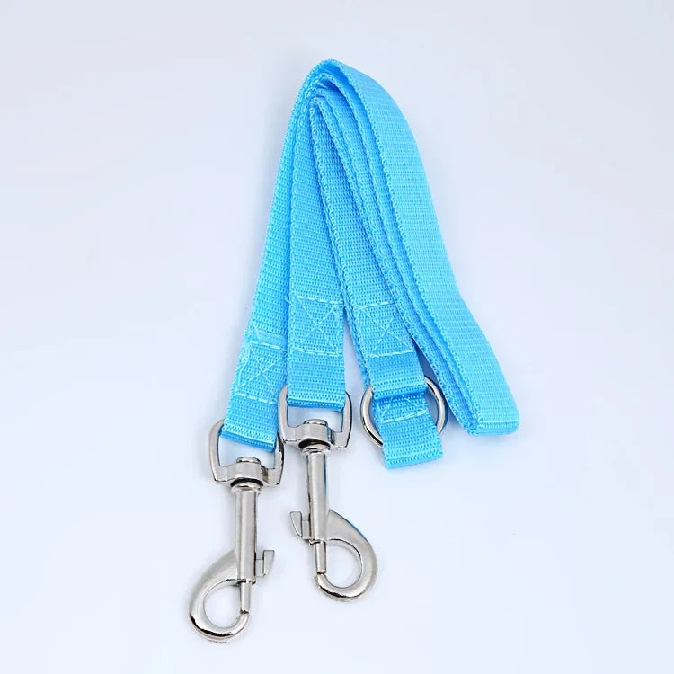 extension de laisse pour chien de couleur bleu fais en nylon. Cette extension est de couleur rouge pour deux chiens. Cette extension est résistante. Image produit Boutiquechien