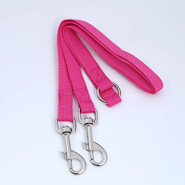 extension de laisse pour chien de couleur rose fais en nylon. Cette extension est de couleur rouge pour deux chiens. Cette extension est résistante. Image produit Boutiquechien