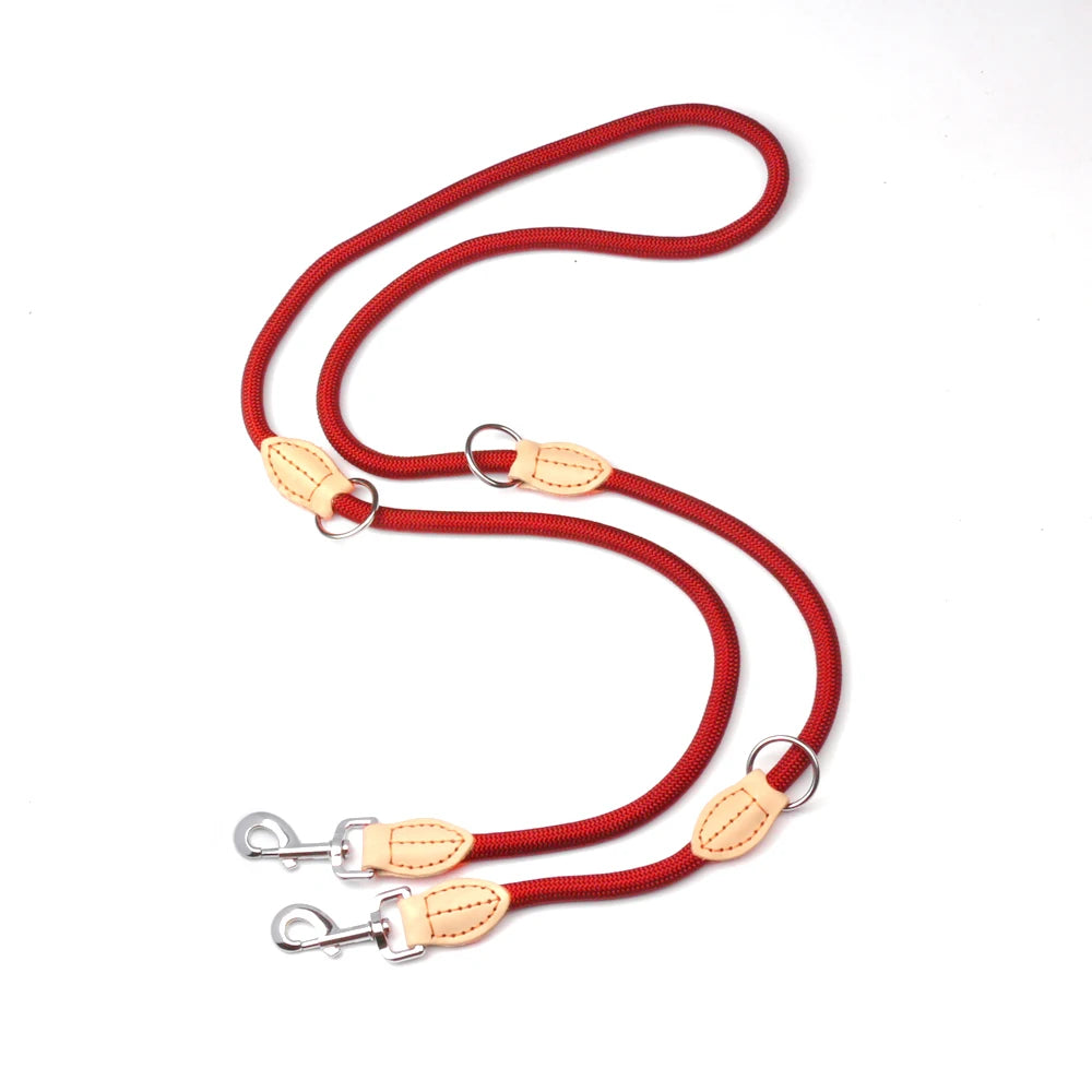 laisse en nylon pour chien de couleur rouge renforcé. La laisse lasso est pratique pour promener votre chien. Image produit Boutiquechien
