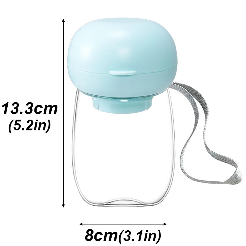 Mini gourde pour chien de couleur bleu avec une capacité total de 300Ml. L'image montre les dimensions total de ce produit. De plus cette mini gourde possède une lanière pour tenir plus facilement la petite gourde. Image produit Boutiquechien