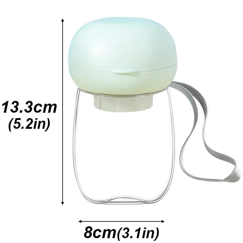 Mini gourde pour chien de couleur verte avec une capacité total de 300Ml. L'image montre les dimensions total de ce produit. De plus cette mini gourde possède une lanière pour tenir plus facilement la petite gourde. Image produit Boutiquechien