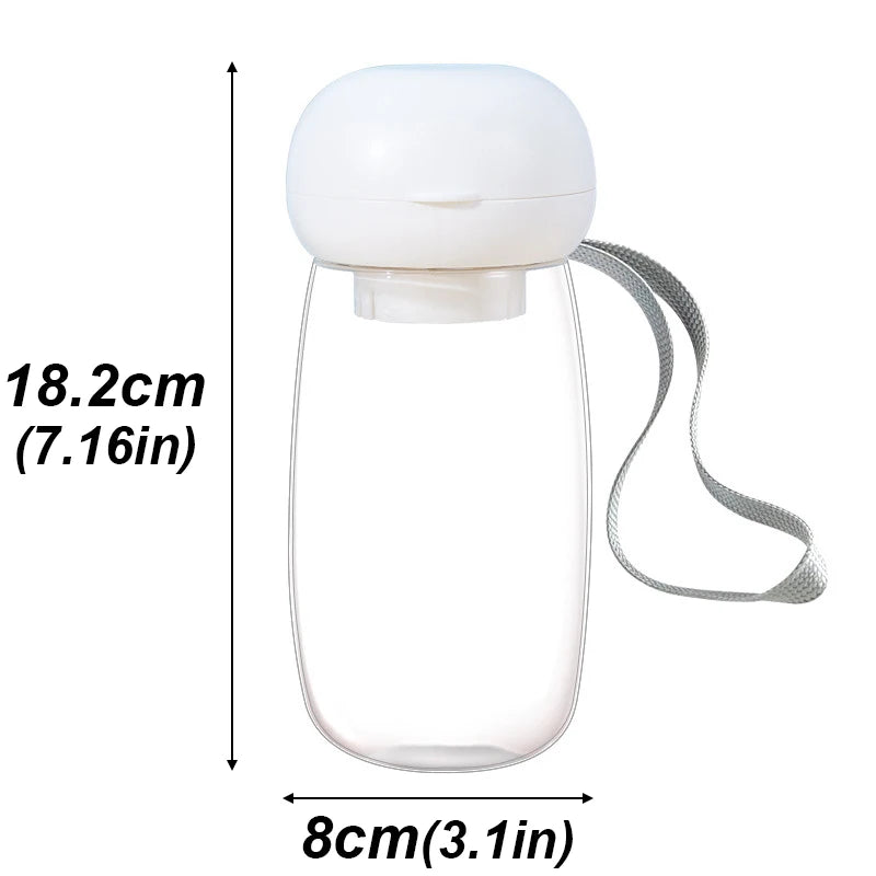 Mini gourde pour chien de couleur blanche avec une capacité total de 500Ml. L'image montre les dimensions total de ce produit. De plus cette mini gourde possède une lanière pour tenir plus facilement la petite gourde. Image produit Boutiquechien