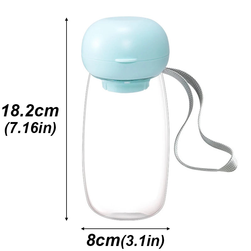 Mini gourde pour chien de couleur bleu avec une capacité total de 500Ml. L'image montre les dimensions total de ce produit. De plus cette mini gourde possède une lanière pour tenir plus facilement la petite gourde. Image produit Boutiquechien