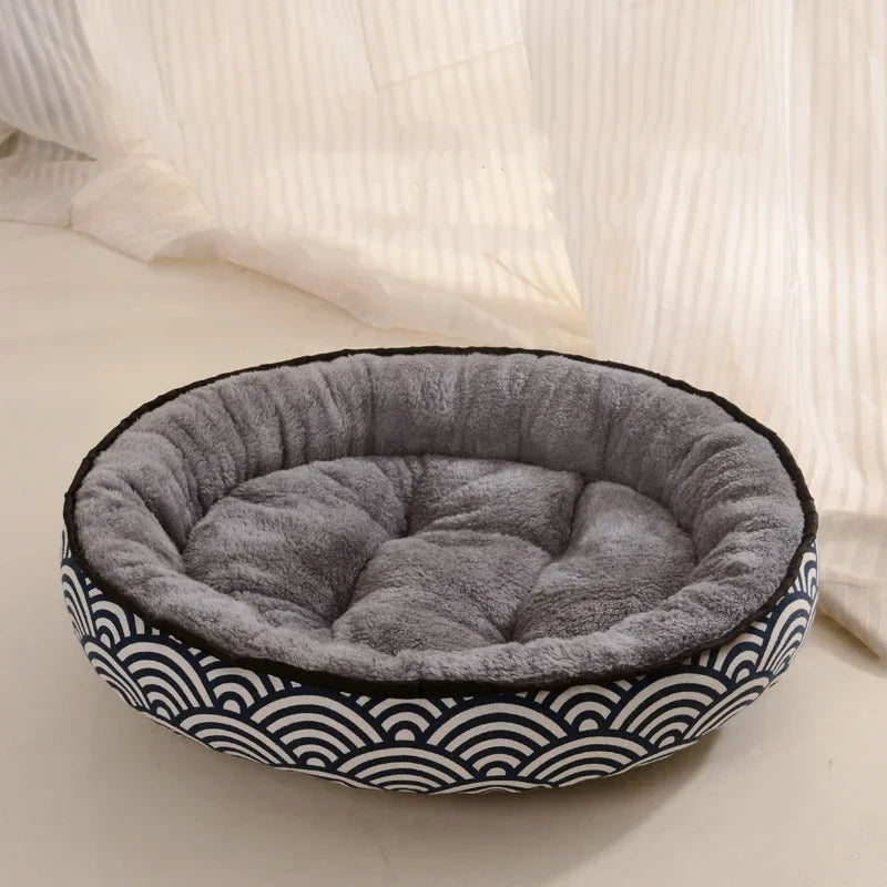 Le panier pour chien est moelleux et rembourré avec un rembourrage gris pour chien. Le panier pour chien possède des arcs en ciel de couleurs blanc et noir. Image produit boutiquechien