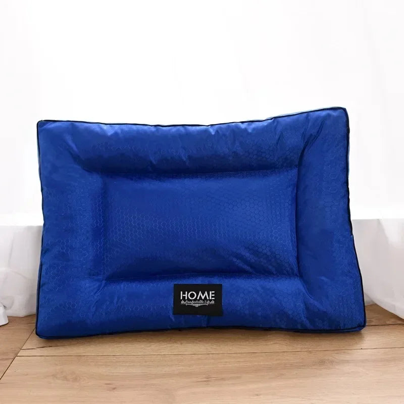 panier pour chien bleu posé sur un mur blanc pour chien. Le panier est moelleux et doux pour chien. Image produit Boutiquechien