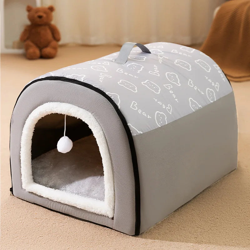 panier chien referme de couleur gris avec du rembourrage. Le panier chien est durable et il est de couleur gris. Le panier chien est posé dans une salle claire avec en fond un ourson brun. Image produit Boutiquechien