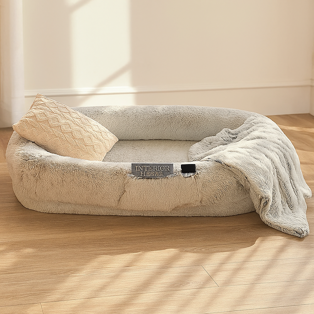 Panier chien géant de couleur gris avec coussin. Le panier est dans une pièce claire. Image produit Boutiquechien