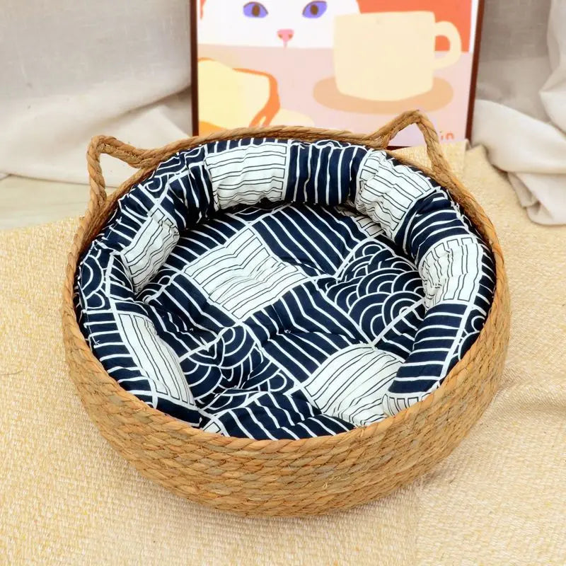 Panier chien osier avec rembourrage bleu et blanc avec en fond une tableau de chat. Image produit Boutiquechien