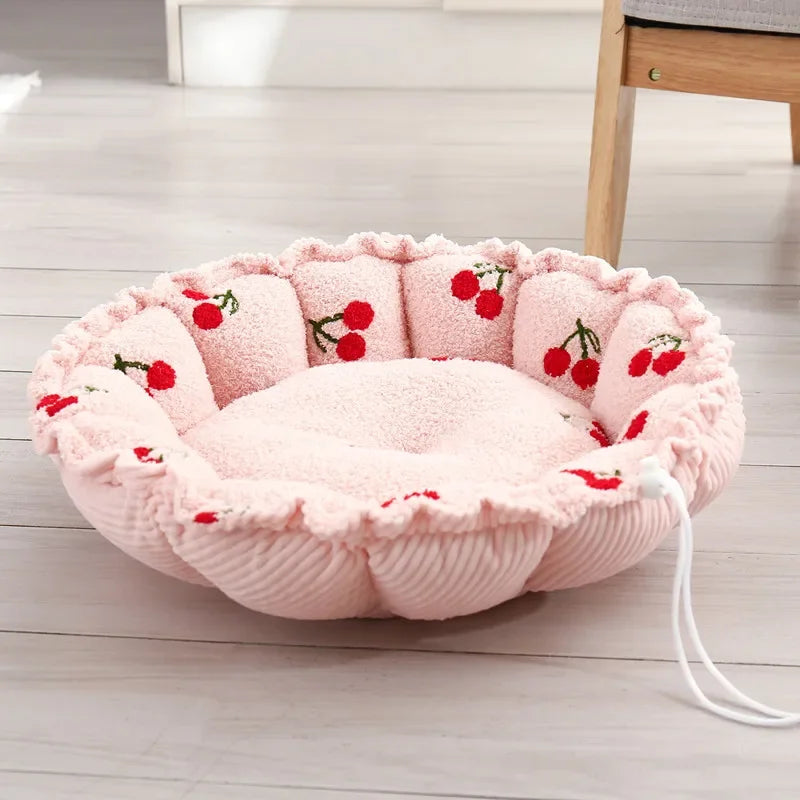 Panier chien rose avec des cerise rouge durable et résistante. Le panier chien est dans un salon de couleur claire. Image produit Boutiquechien