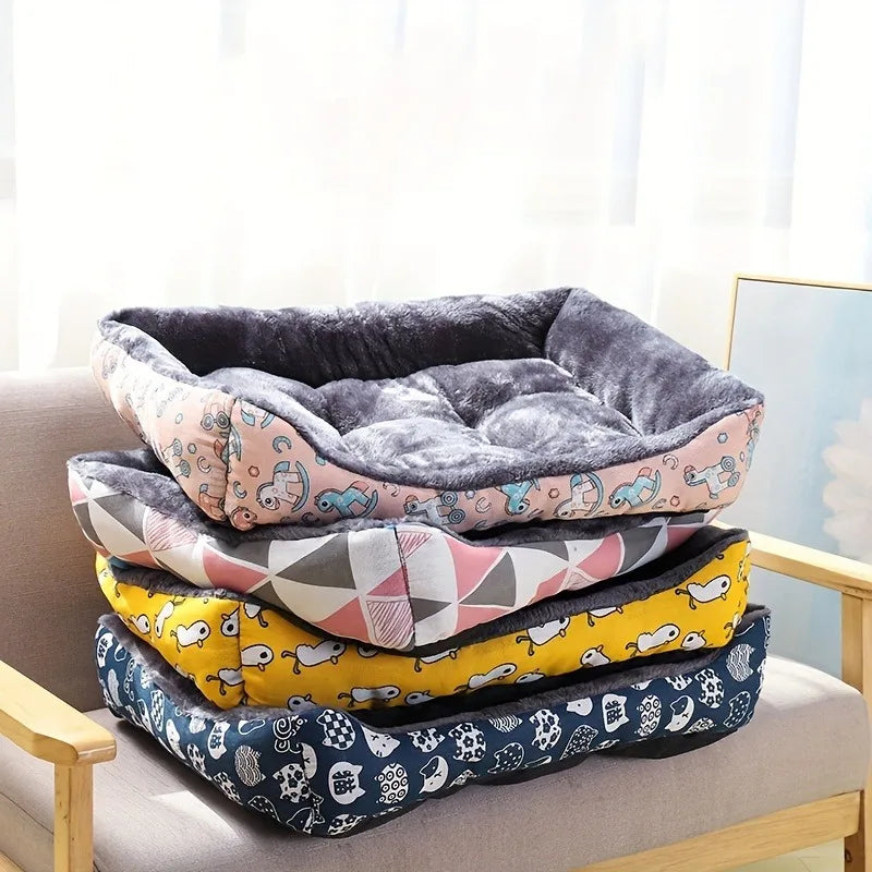 Panier chien xl à motif de différentes couleur. Les paniers chiens xl sont posé sur un canapé gris. Image produit Boutiquechien