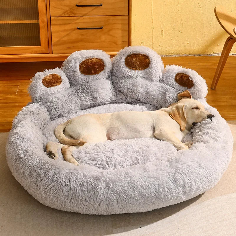 Panier chien xl en forme de patte posé dans un salon en bois pour. Dans le panier chien xl gris en forme de patte il y a un chien blanc qui dors. Image produit Boutiquechien