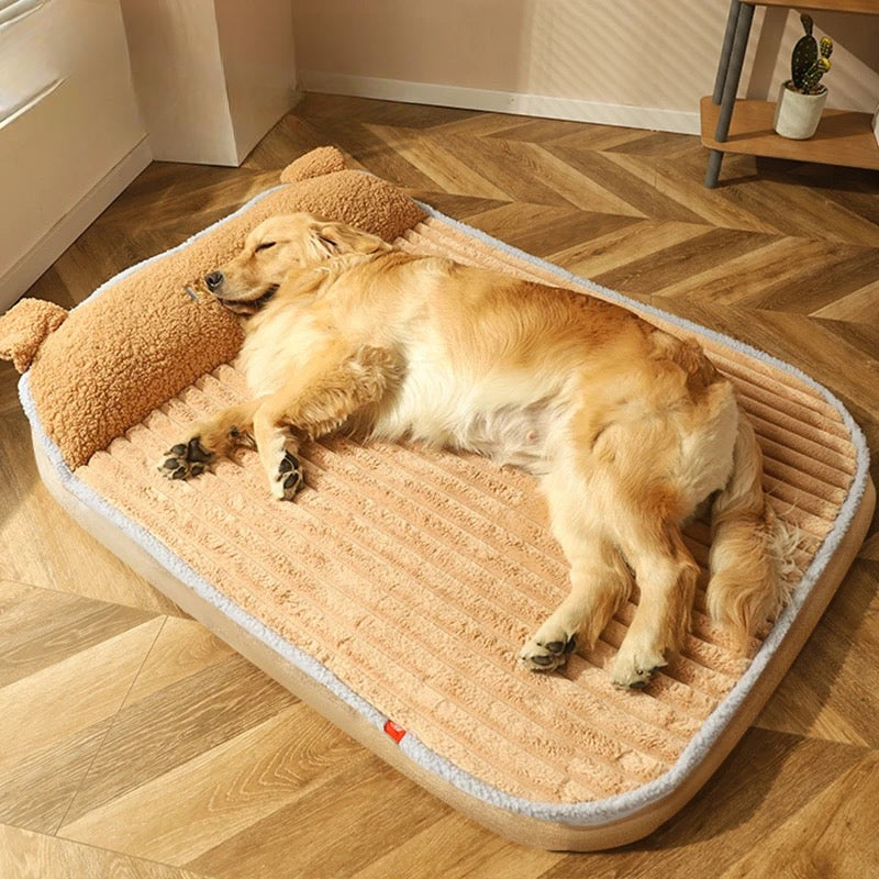Panier chien xl posé dans un salon vintage et élégant. Un golden retriever brun dort sur le panier chien xl doux. Image produit Boutiquechien