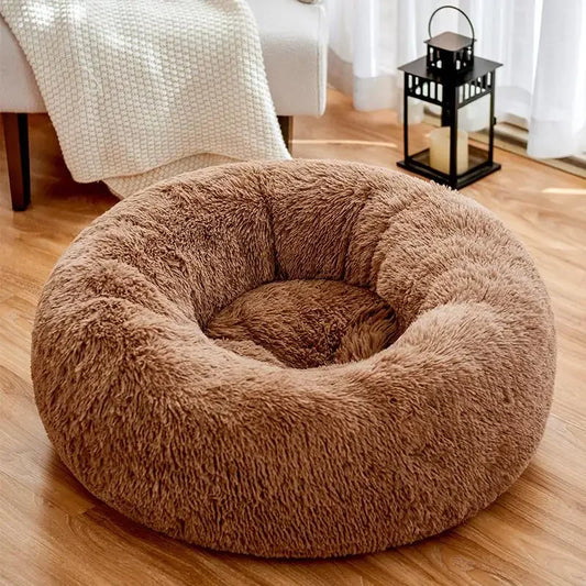 panier pour chien xxl fluffy confortable et doux. Posé dans un salon sur un parquet brun et en fond il y a une lanterne noir et un canapé blanc. Produit de boutiquechien