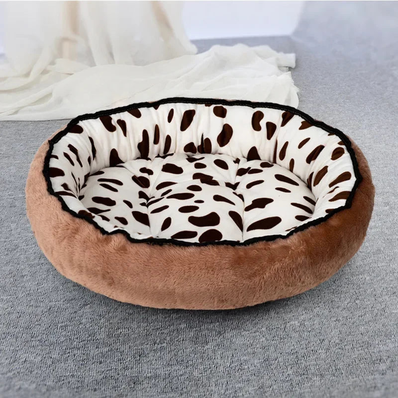 Panier de couleurs blanc et noir tacheté et avec une moumoute brun douce. Le panier pour chien est réversible pour grand chien xl. image produit boutiquechien