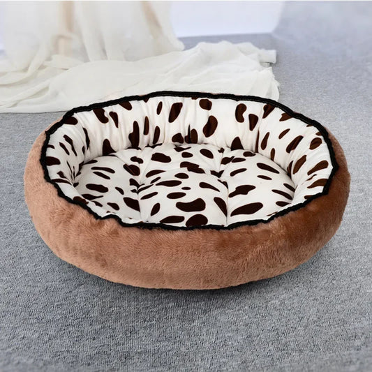 Panier de couleurs blanc et noir tacheté et avec une moumoute brun douce. Le panier pour chien est réversible pour grand chien xl. image produit boutiquechien