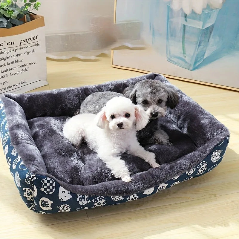 panier pour chien rembourré pour chien avec deux chiens couché dedans qui regarde face à eux. Panier rembourré pour chien de boutiquechien