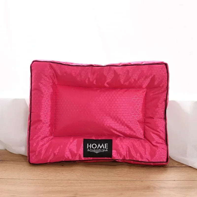 panier pour chien rouge posé sur un mur blanc pour chien. Le panier est moelleux et doux pour chien. Image produit Boutiquechien