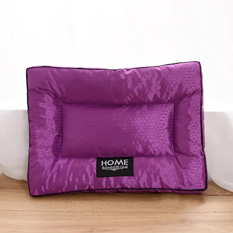 panier pour chien violet posé sur un mur blanc pour chien. Le panier est moelleux et doux pour chien. Image produit Boutiquechien