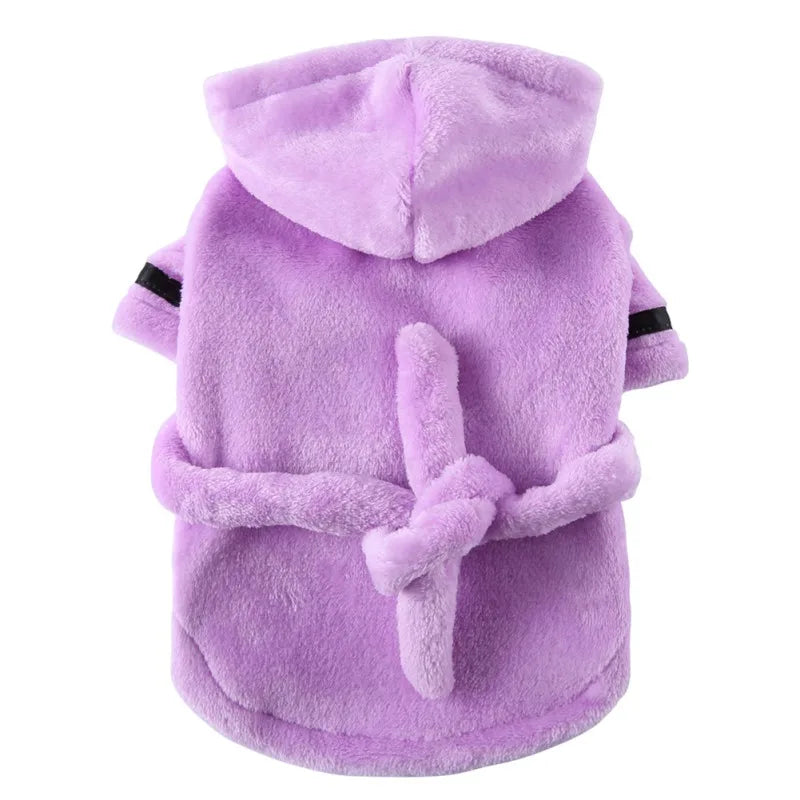 Peignoir pour chien de couleur violet et noir dans un fond blanc. Image produit Boutiquechien
