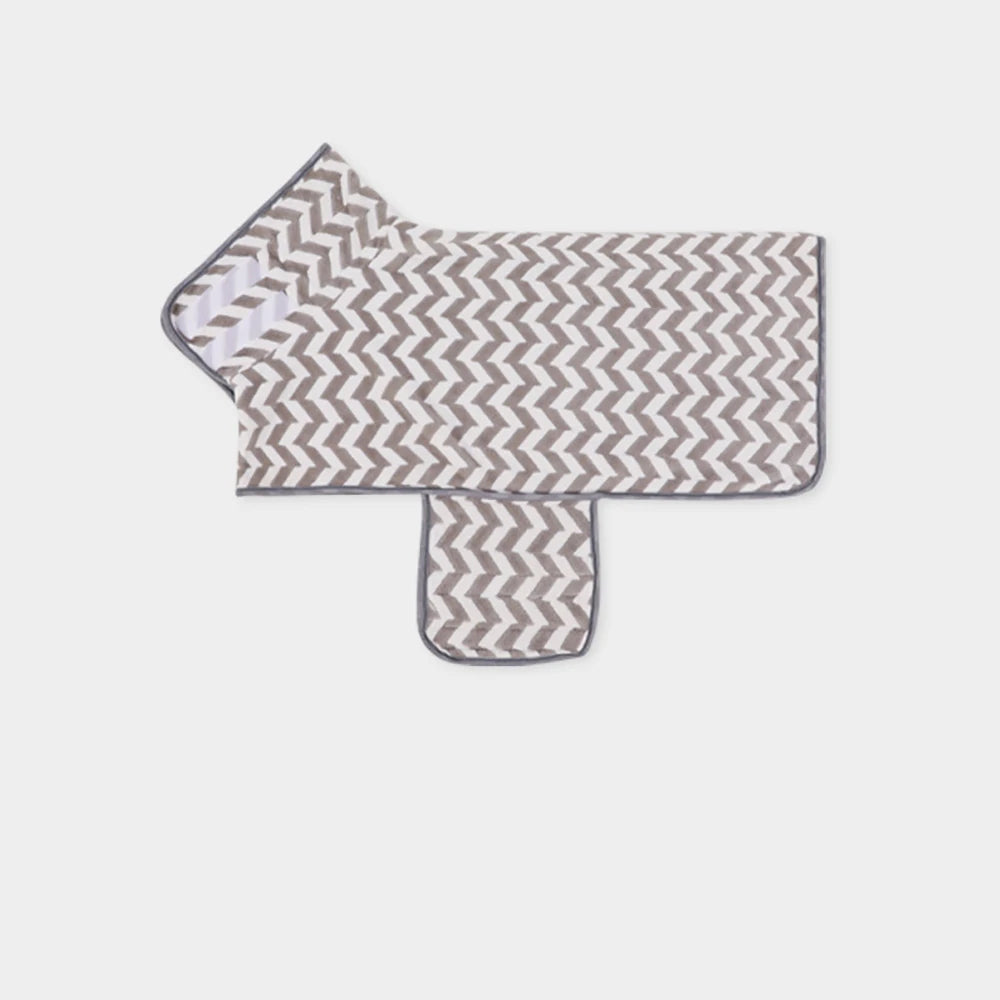 Peignoir pour chien de couleur gris et blanc avec des rayures de couleurs blanches. Image produit Boutiquechien