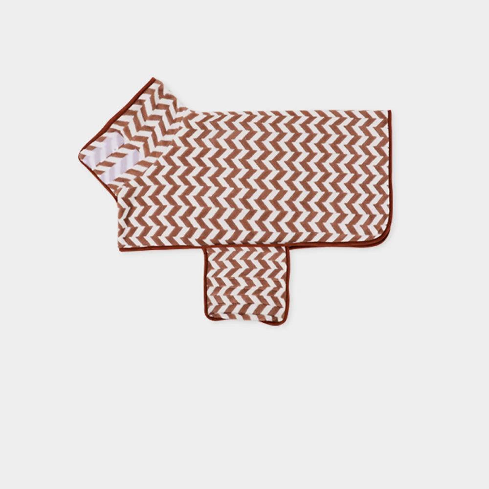 Peignoir pour chien de couleur rouge et blanc avec des rayures de couleurs blanches. Image produit Boutiquechien