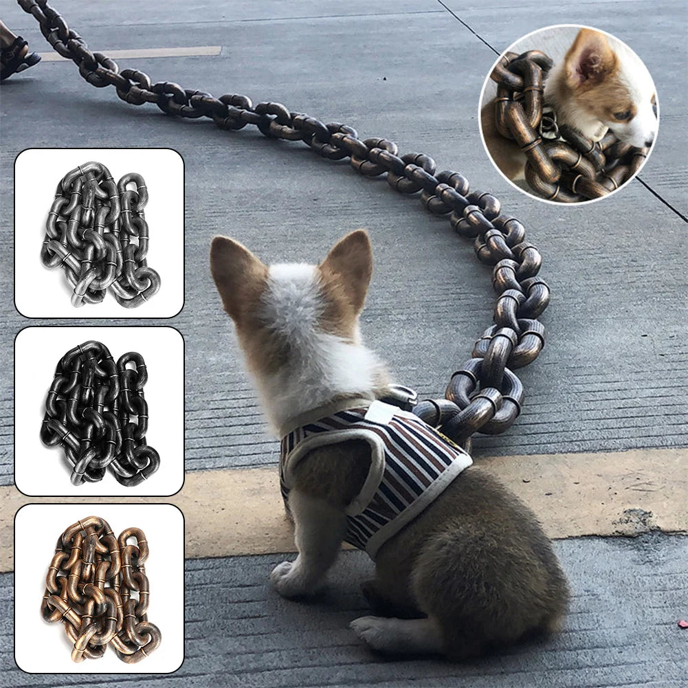 laisse style chaine pour petit et grand chien. Le petit chien porte et un petit harnais et il est de couleur brun et blanc. Le chine à une grande et grosse laisse. Image produit Boutiquechien