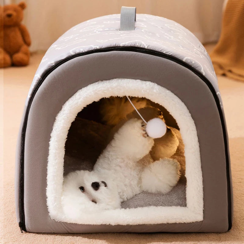 Panier chien de couleur gris rembourré. Un petit chien blanc est couché dans le nid pour chien. Image produit Boutiquechien