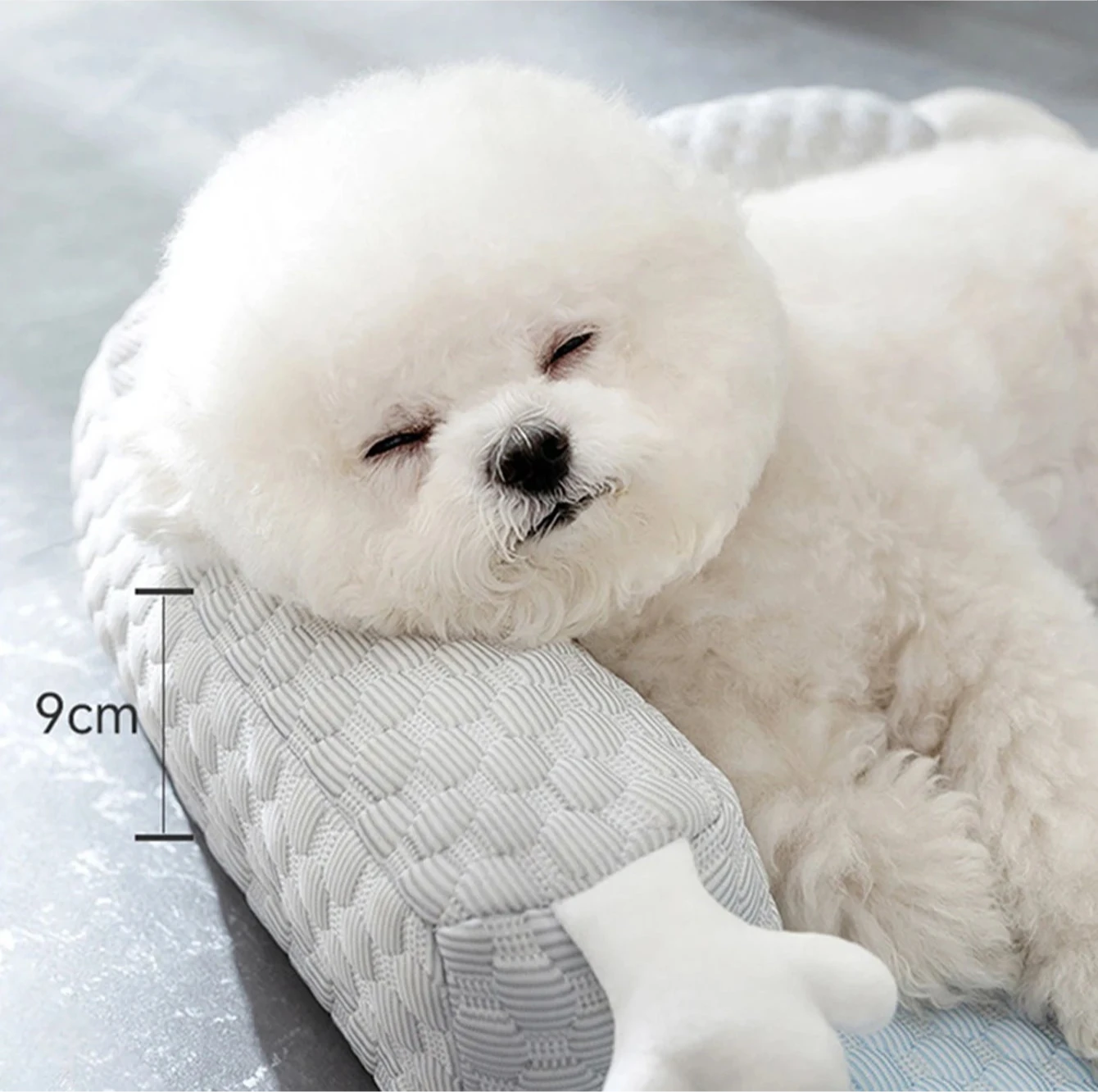 tapis doux pour chien de couler blanc avec appuie tête. Dimension de 9cm de hauteur. Image produit Boutiquechien