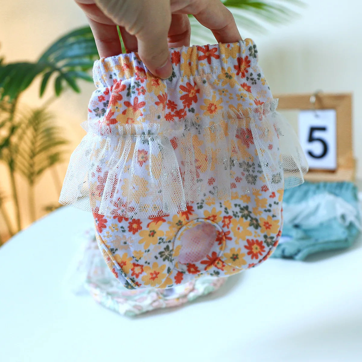 Petit couche pour chien de couleur claire avec des fleurs dessus. Image produit Boutiquechien