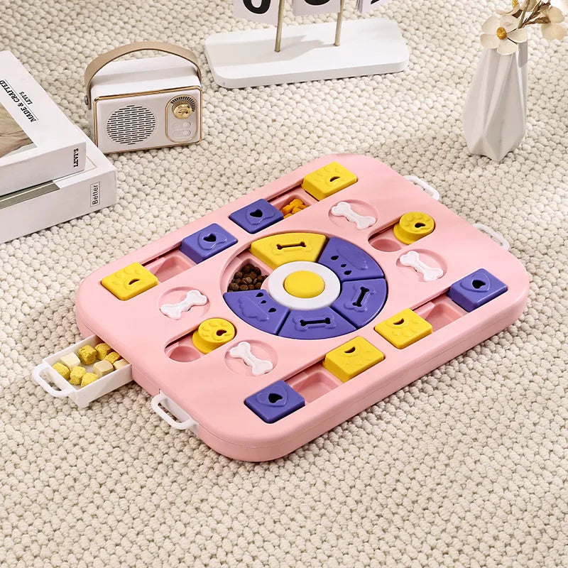 Puzzle pour chien de couleur rose et violet au format rectangulaire. Le puzzle est posé sur un tapis gris avec en fond des objects de couleurs blanc. Image produit Boutiquechien