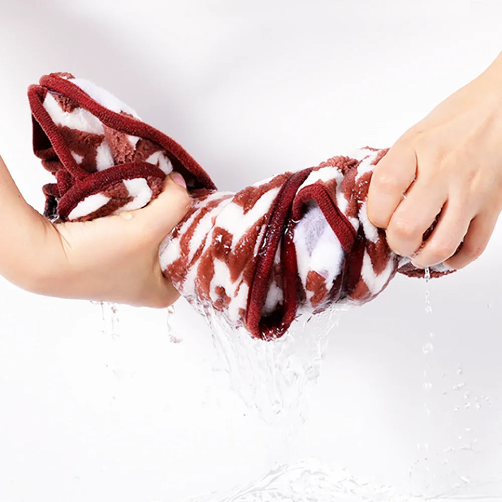 Séchage du peignoir pour chien de couleur rouge et blanc avec l'eau qui coule. Image produit Boutiquechien