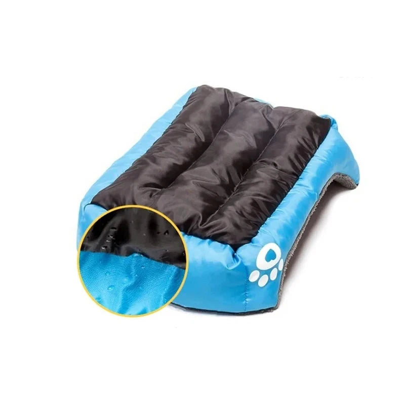 Panier chien xxl résistant à l'eau. Le panier sur l'image est de couleur bleu avec le dessous noir. Il y a une patte blanche dessus. Image produit Boutiquechien
