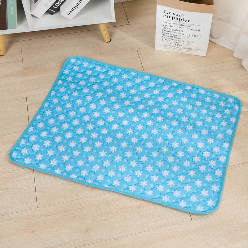 Tapis chien de couleur bleu avec flocon sur un sol de couleur claire. Le tapis chien absorbant est parfait pour les chiens. Le tapis est posé près d'une nappe blanche et d'une plante verte. Image produit Boutiuqechien