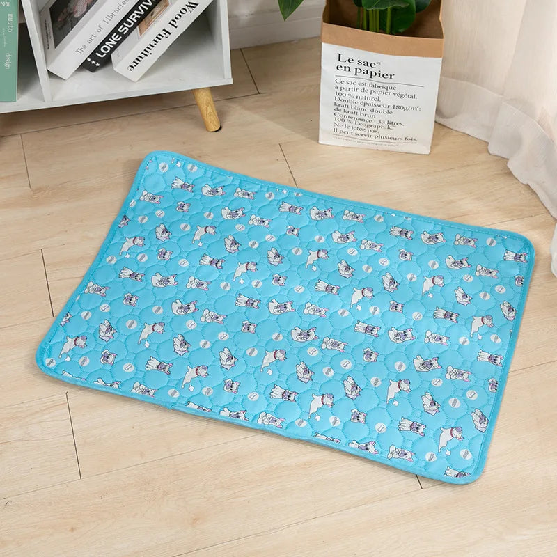 Tapis chien de couleur bleu avec des chiens posé sur un sol de couleur claire. Le tapis chien absorbant est parfait pour les chiens. Le tapis est posé près d'une nappe blanche et d'une plante verte. Image produit Boutiuqechien