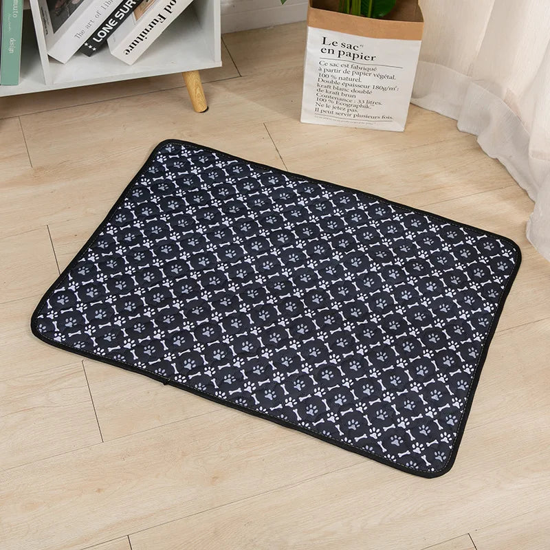 Tapis chien de couleur vert posé sur un sol de couleur noir avec des pattes blanches. Le tapis chien absorbant est parfait pour les chiens. Le tapis est posé près d'une nappe blanche et d'une plante verte. Image produit Boutiuqechien