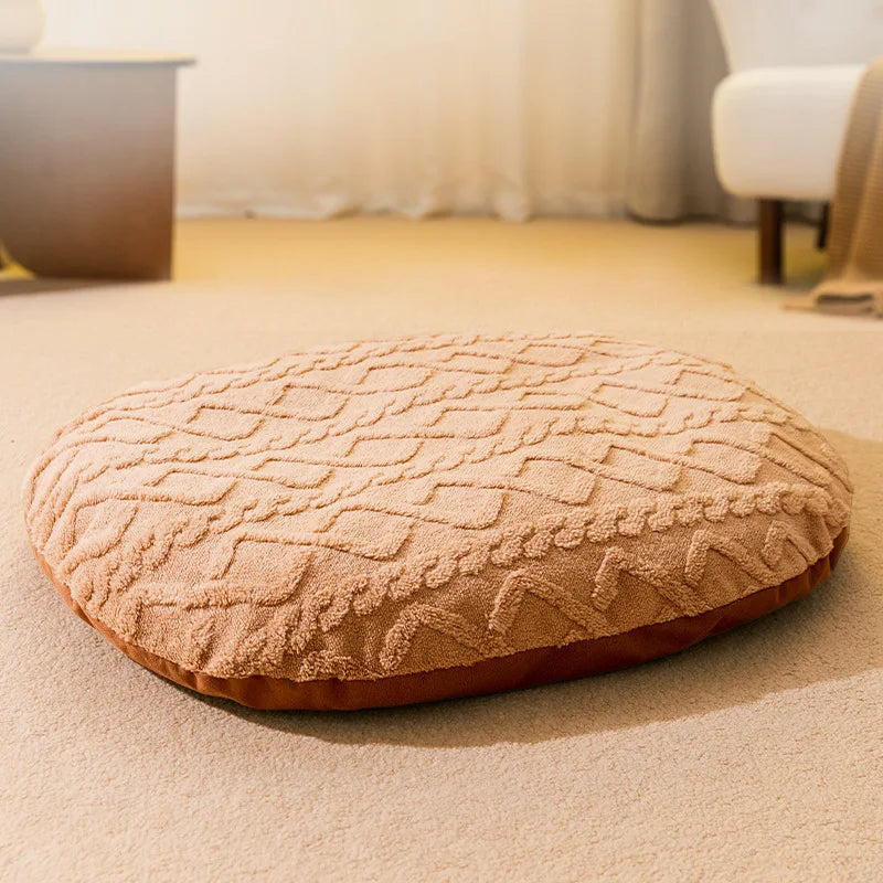 tapis moelleux pour chien de couleur beige posé sur un sol claire avec en fond un canapé blanc et une table basse design. Image produit Boutiquechien