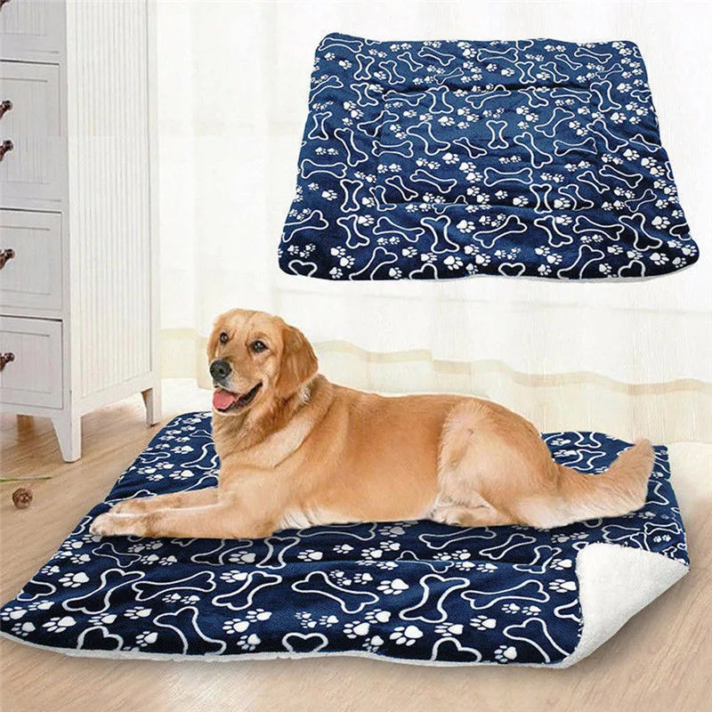 tapis moelleux pour chien de couleur bleu et blanc donc. Le chine est de couleur blanc foncé posé près d'une commode blanche. Image produit Boutiquechien