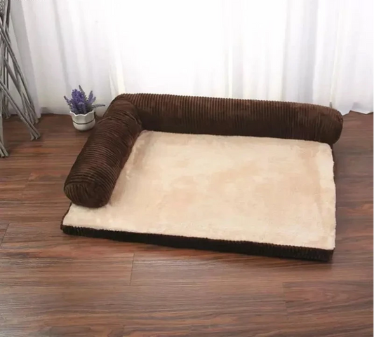 tapis avec coussin pour chien  de couleur brun et velours. Le panier chien est de couleur claire. Image produit Boutiquechien