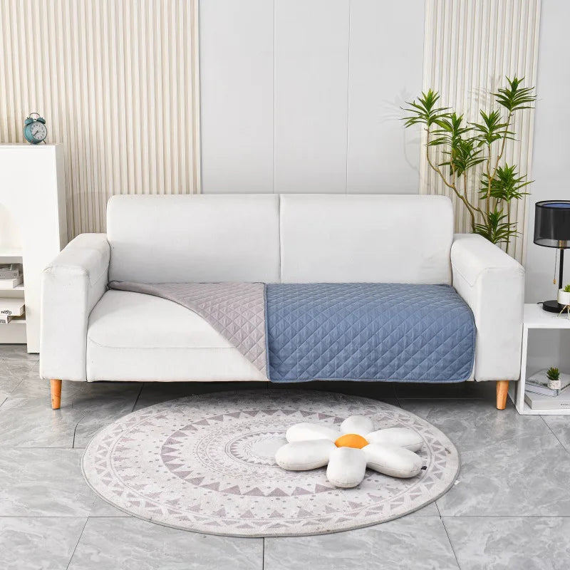 Tapis chien bleu canapé lavable protégeant un canapé blanc. le canapé blanc est dans un salon de couleur blanc avec sur le côté une table basse. image produit Boutiquechien