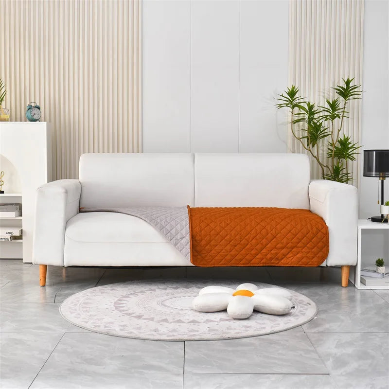 Tapis chien orange canapé lavable protégeant un canapé blanc. le canapé blanc est dans un salon de couleur blanc avec sur le côté une table basse. image produit Boutiquechien