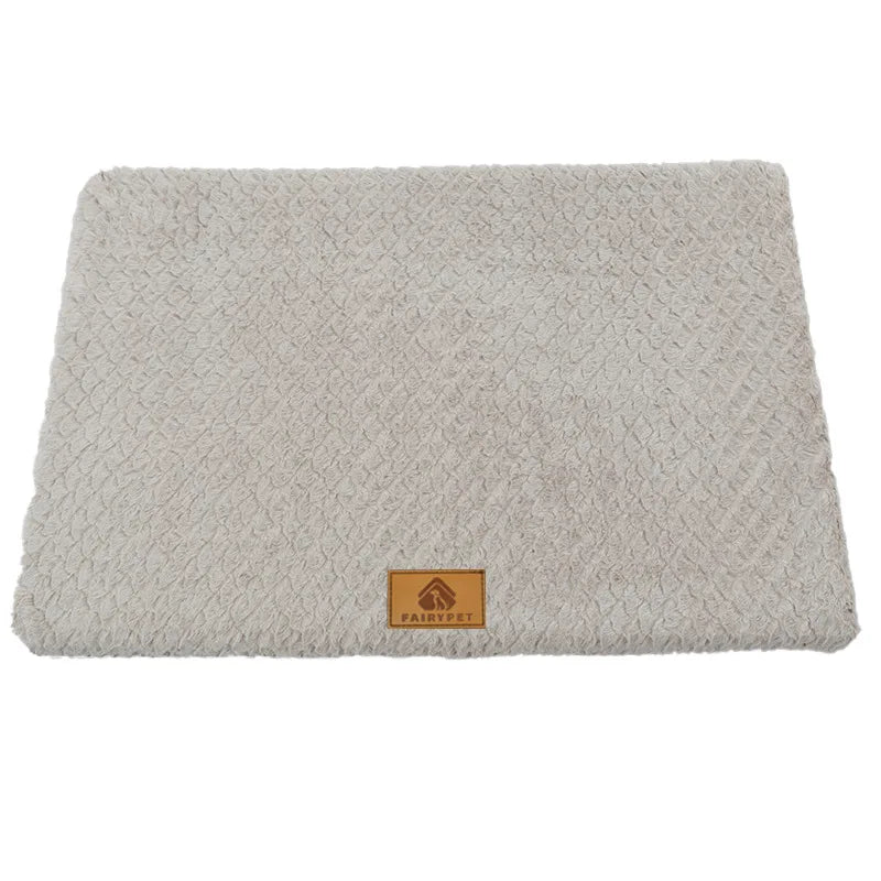 tapis doux pour chien de couleur gris. Le tapis pour chien est parfait tout les chiens grâce son lavage facile. Image produit Boutiquechien