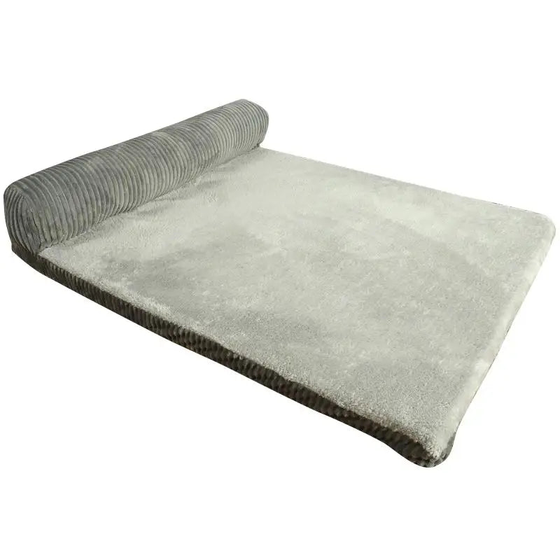 Tapis chien de couleur gris doux et moelleux de style velours. Image produit Boutiquechien