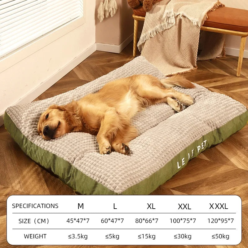 Tapis chien de couleur vert moelleux et doux avec en fond un siège brun. Le tapis chien fait de M à XXXL. Image produit Boutiquechien