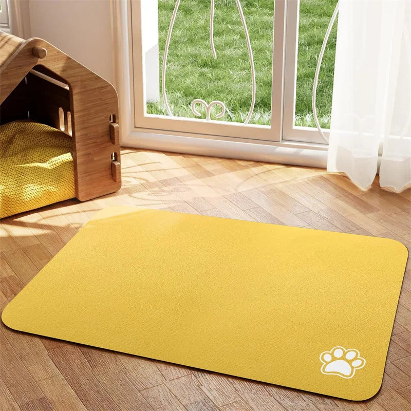 Tapis chien de couleur jaune foncé avec une patte de couleur blanche sur le tapis pour gamelle de chien. Le tapis à gamelle pour chien est posé dans un salon avec sur le côté une niche en bois. Image produit Boutiquechien