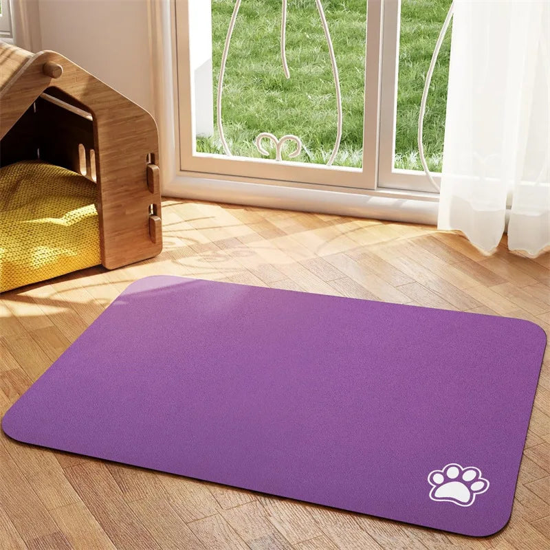 Tapis chien de couleur violet avec une patte de couleur blanche sur le tapis pour gamelle de chien. Le tapis à gamelle pour chien est posé dans un salon avec sur le côté une niche en bois. Image produit Boutiquechien