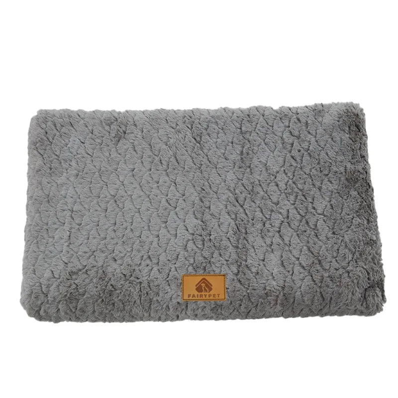 Tapis chien moelleux de couleur gris parfait pour faire dormir votre chien confortablement. le tapis est parfait pour le lavage. Image produit Boutiquechien