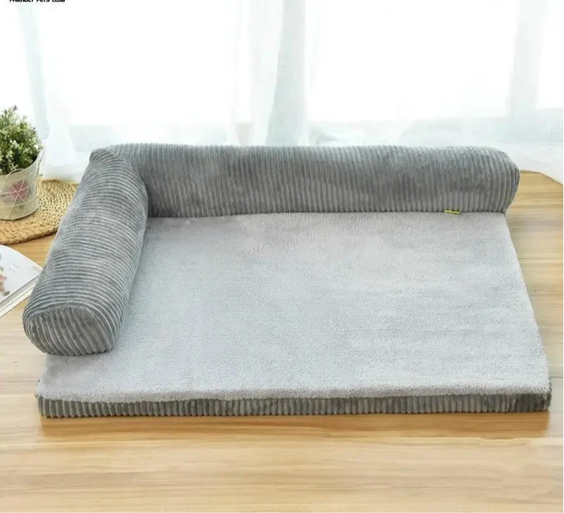 tapis moelleux pour chien de couleur gris de style elour. Le produit est posé dans un salon de couleur claire. Image produit Boutiquechien