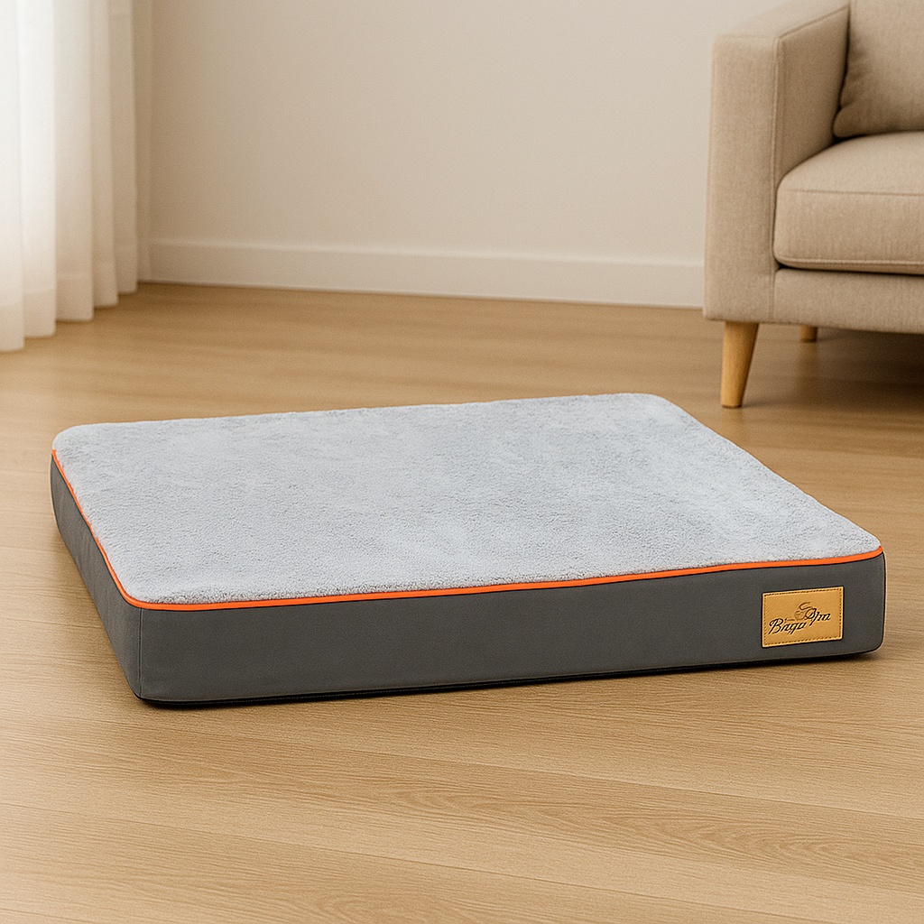 Tapis chien moelleux et doux posé sur un sol en bois avec en fond un canapé gris. Image produit Boutiquechien